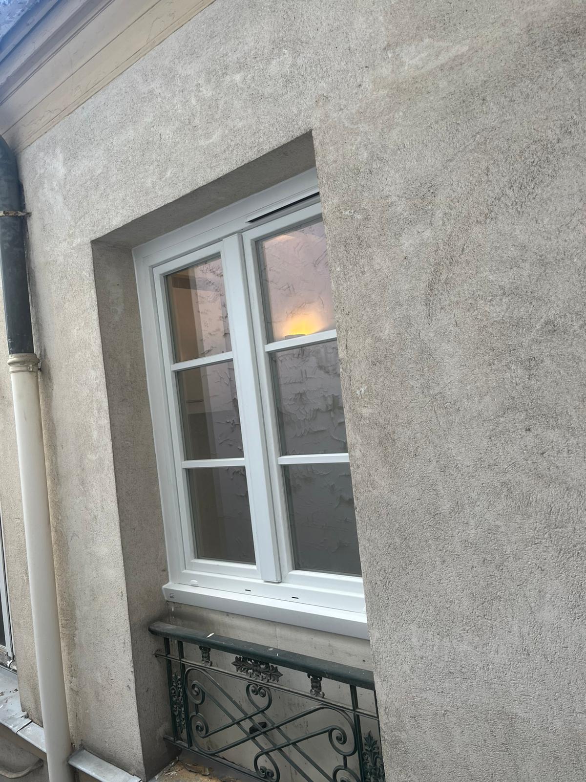 Fenêtre coulissante en aluminium noir avec grande baie vitrée offrant une vue panoramique